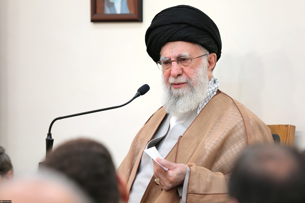 رهبر انقلاب: کشور پر از فرصت است و عاری از چالش‌هایی مانند جنگ، بیماری فراگیر و اختلافات جناحی/ سخنان مردم را حتی اگر تند باشد باید با حوصله شنید/ فساد سیستمی دروغ است، اما رگه‌های قوی و ضعیف فساد هست