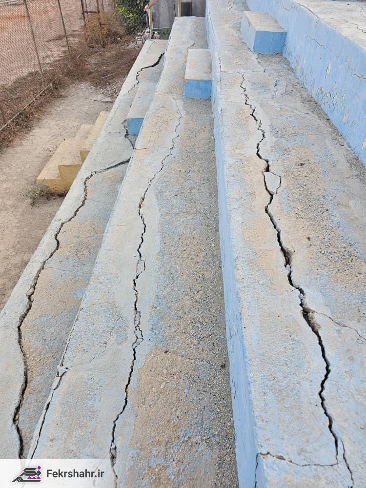 وضعیت نامطلوب زمین چمن شهید ملاح‌زاده؛ مهمترین‌ترین خواسته ورزشکاران و ورزش دوستان تعویض فوری چمن فرسوده استادیوم‌های خارگ است + تصاویر