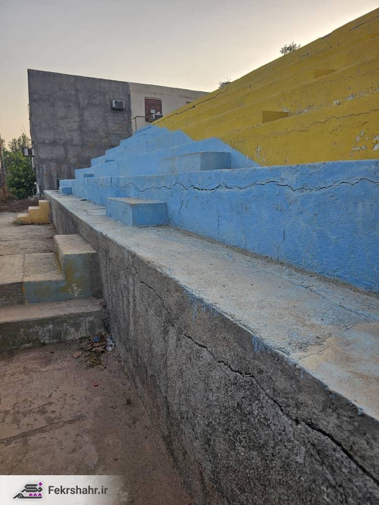 وضعیت نامطلوب زمین چمن شهید ملاح‌زاده؛ مهمترین‌ترین خواسته ورزشکاران و ورزش دوستان تعویض فوری چمن فرسوده استادیوم‌های خارگ است + تصاویر