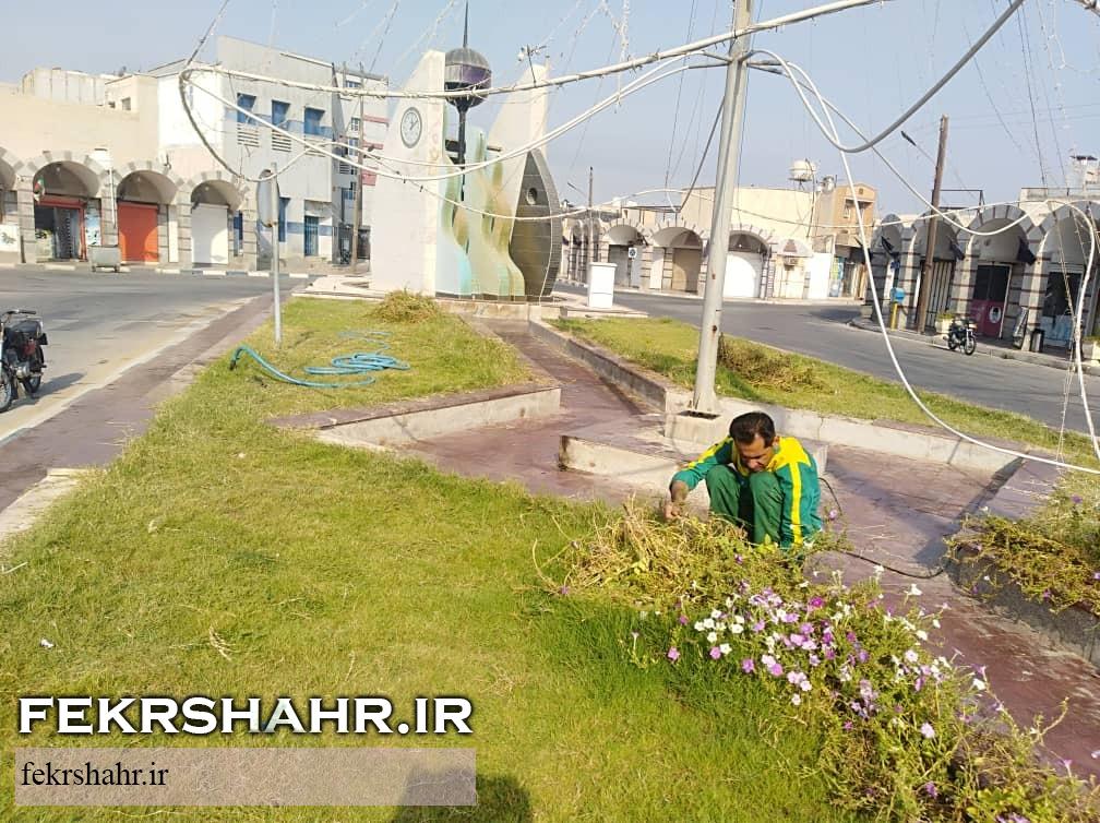رسیدگی به فضای سبز شهری در گرم‌ترین فصل سال با هدف حفظ طراوت فضای سبزشهری در جزیره خارگ +تصاویر
