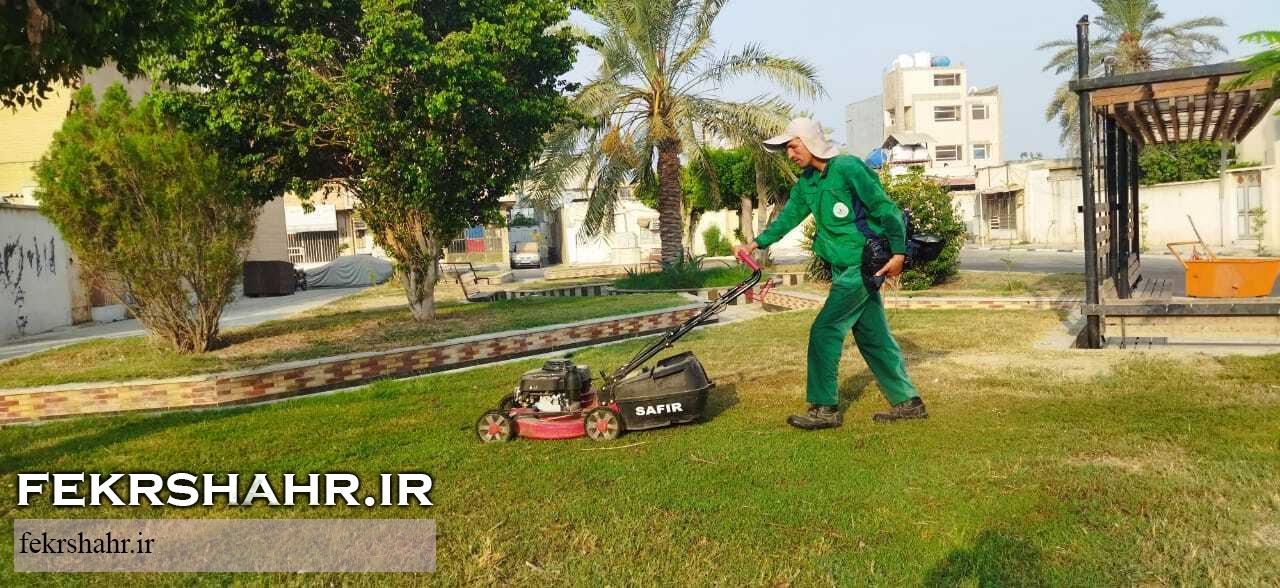 رسیدگی به فضای سبز شهری در گرم‌ترین فصل سال با هدف حفظ طراوت فضای سبزشهری در جزیره خارگ +تصاویر