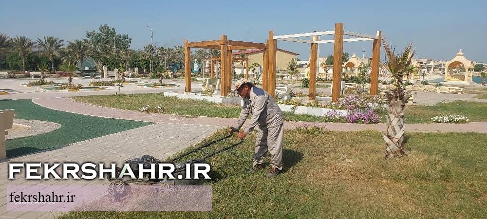 رسیدگی به فضای سبز شهری در گرم‌ترین فصل سال با هدف حفظ طراوت فضای سبزشهری در جزیره خارگ +تصاویر