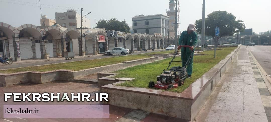 رسیدگی به فضای سبز شهری در گرم‌ترین فصل سال با هدف حفظ طراوت فضای سبزشهری در جزیره خارگ +تصاویر
