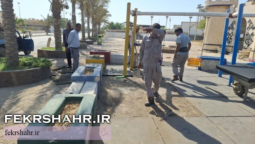 تعمیرات و رنگ‌آمیزی سازه های موجود در‌ پارک‌های شهر توسط کارکنان پرتلاش واحد تأسیسات شهرداری خارگ