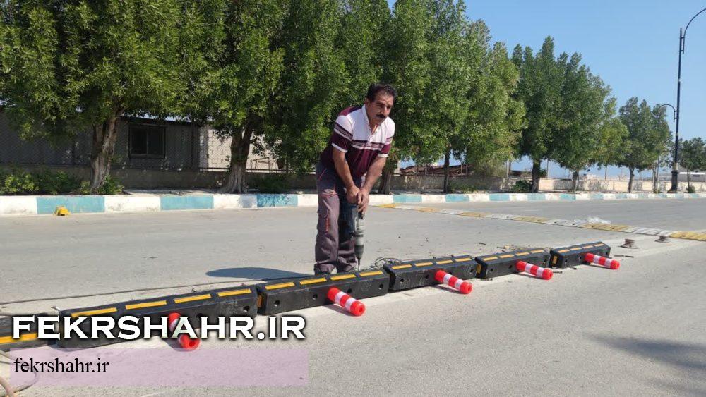 تعمیرات و رنگ‌آمیزی سازه های موجود در‌ پارک‌های شهر توسط کارکنان پرتلاش واحد تأسیسات شهرداری خارگ