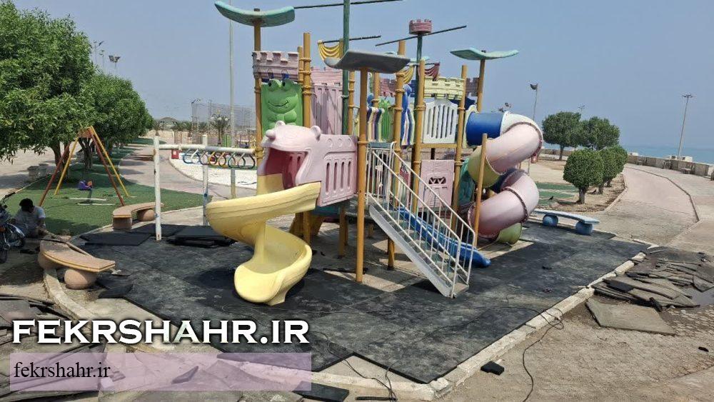 تعمیرات و رنگ‌آمیزی سازه های موجود در‌ پارک‌های شهر توسط کارکنان پرتلاش واحد تأسیسات شهرداری خارگ