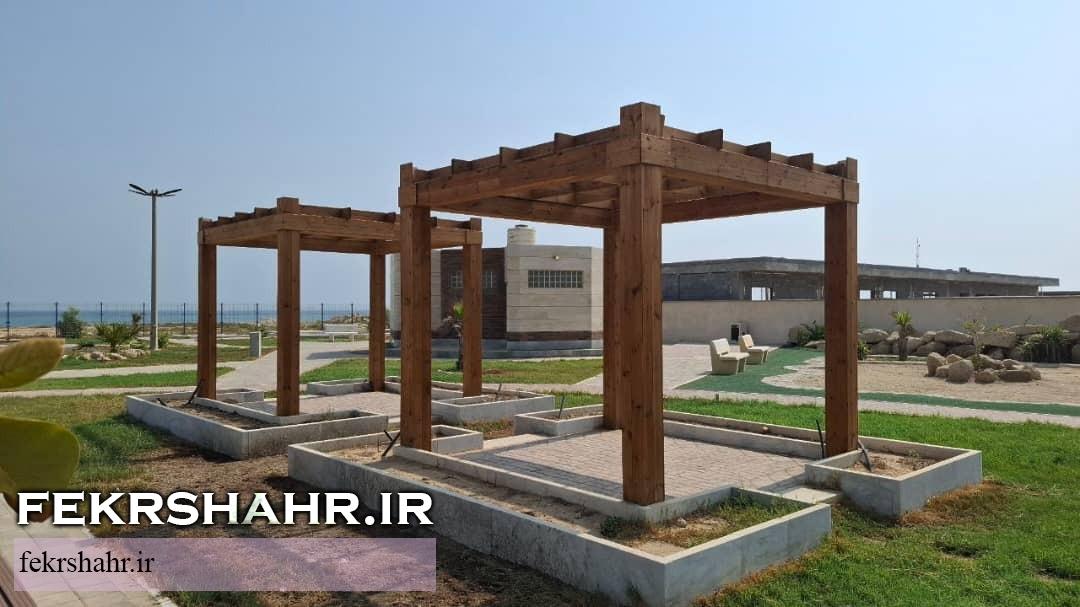 تعمیرات و رنگ‌آمیزی سازه های موجود در‌ پارک‌های شهر توسط کارکنان پرتلاش واحد تأسیسات شهرداری خارگ