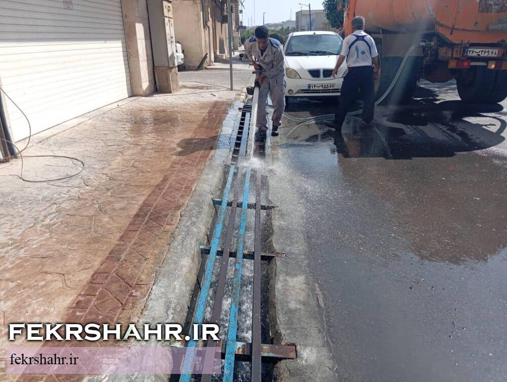 تلاش تحسین‌برانگیز کارگران واحد خدمات شهری شهرداری خارگ در شرایط سخت آب‌وهوایی جزیره (دمای ۵۰ درجه و رطوبت ۹۰ درصد)