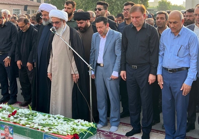 تشییع پیکر شهید ایمان قایدی، شهید هوافضای استان، بر دستان مردم بوشهر + تصاویر
