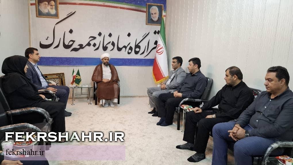 دیدار مدیران شهرداری و اعضای شورای اسلامی شهر خارگ با امام جمعه خارگ به مناسبت گرامیداشت سالروز اقامه اولین نماز جمعه کشور
