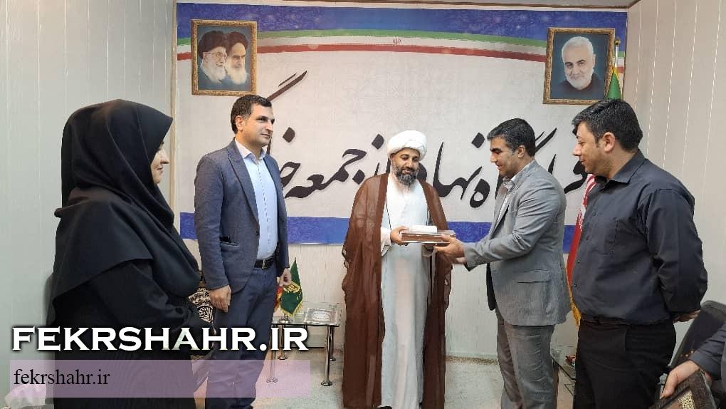 دیدار مدیران شهرداری و اعضای شورای اسلامی شهر خارگ با امام جمعه خارگ به مناسبت گرامیداشت سالروز اقامه اولین نماز جمعه کشور
