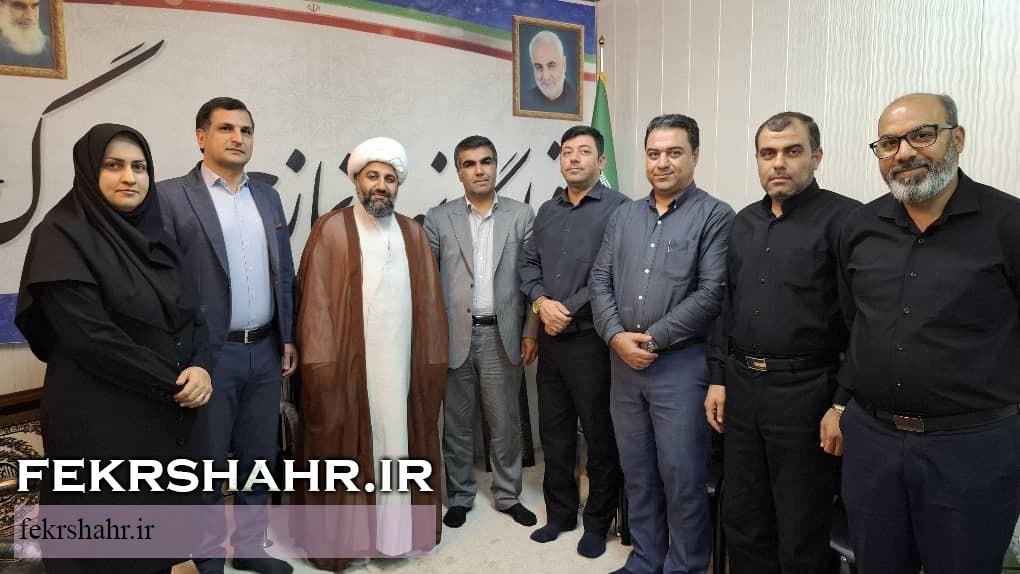 دیدار مدیران شهرداری و اعضای شورای اسلامی شهر خارگ با امام جمعه خارگ به مناسبت گرامیداشت سالروز اقامه اولین نماز جمعه کشور