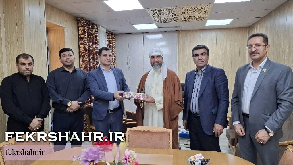 دیدار مدیران شهرداری و اعضای شورای اسلامی شهر خارگ با امام جمعه اهل سنت خارگ به مناسبت گرامیداشت سالروز اقامه اولین نماز جمعه کشور