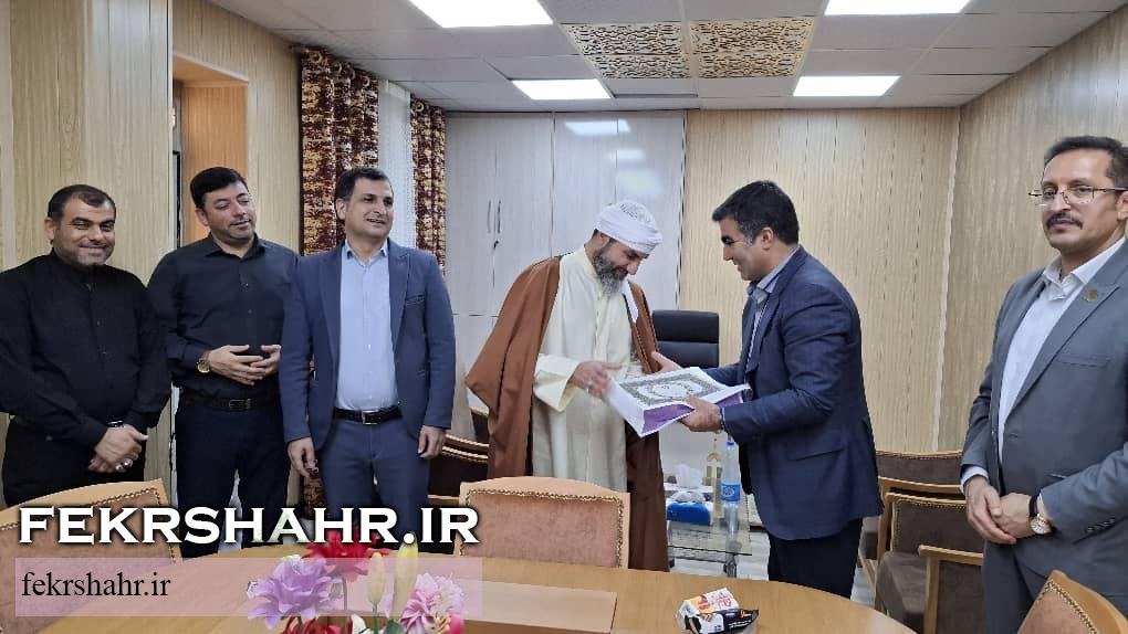 دیدار مدیران شهرداری و اعضای شورای اسلامی شهر خارگ با امام جمعه اهل سنت خارگ به مناسبت گرامیداشت سالروز اقامه اولین نماز جمعه کشور