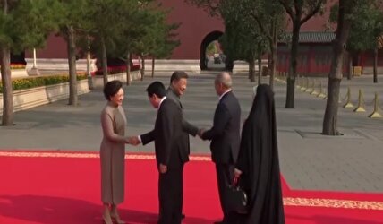 ببینید / ورود پزشکیان به همراه دخترش به مراسم رژه چین