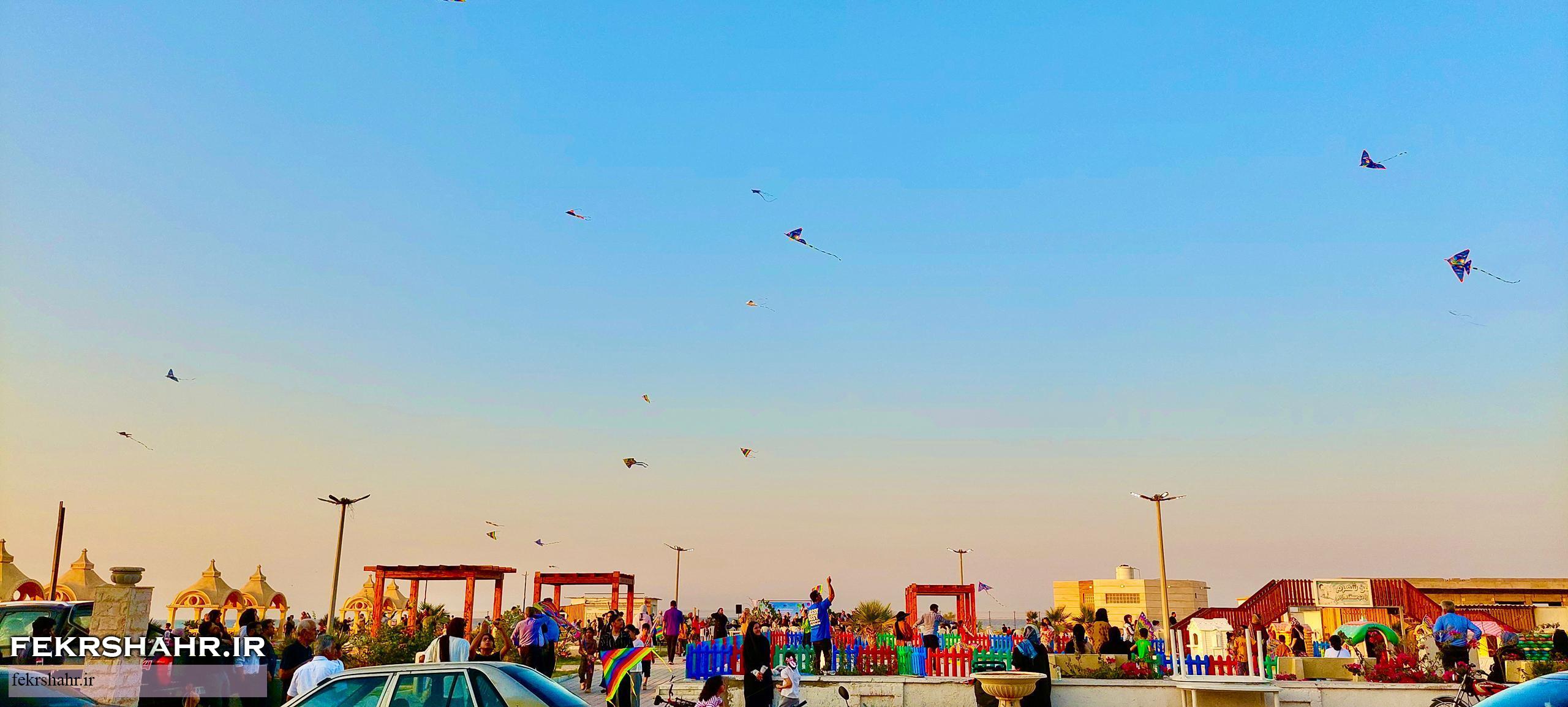 به مناسبت هفته ملی کودک و با حضور خانواده‌ها و کارکنان پتروشیمی خارک برگزار شد / پرواز بادبادک‌ها بر فراز خارگ؛ جشن کودکان در آسمان امید + تصاویر