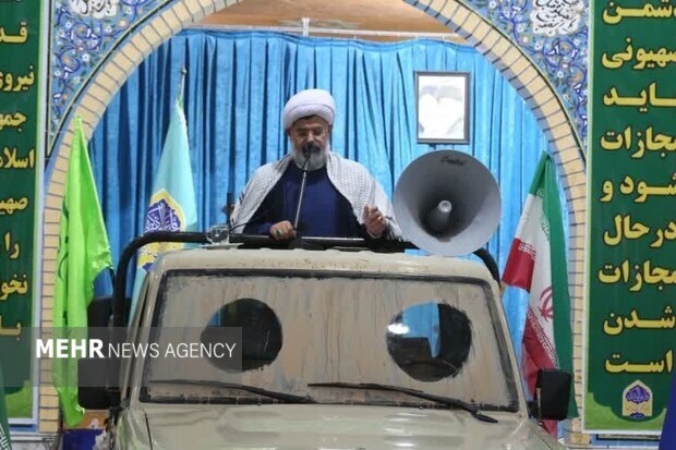 ایراد خطبه‌های نماز جمعه خورموج روی لندکروز جنگی + عکس