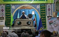 ایراد خطبه‌های نماز جمعه خورموج روی لندکروز جنگی + عکس