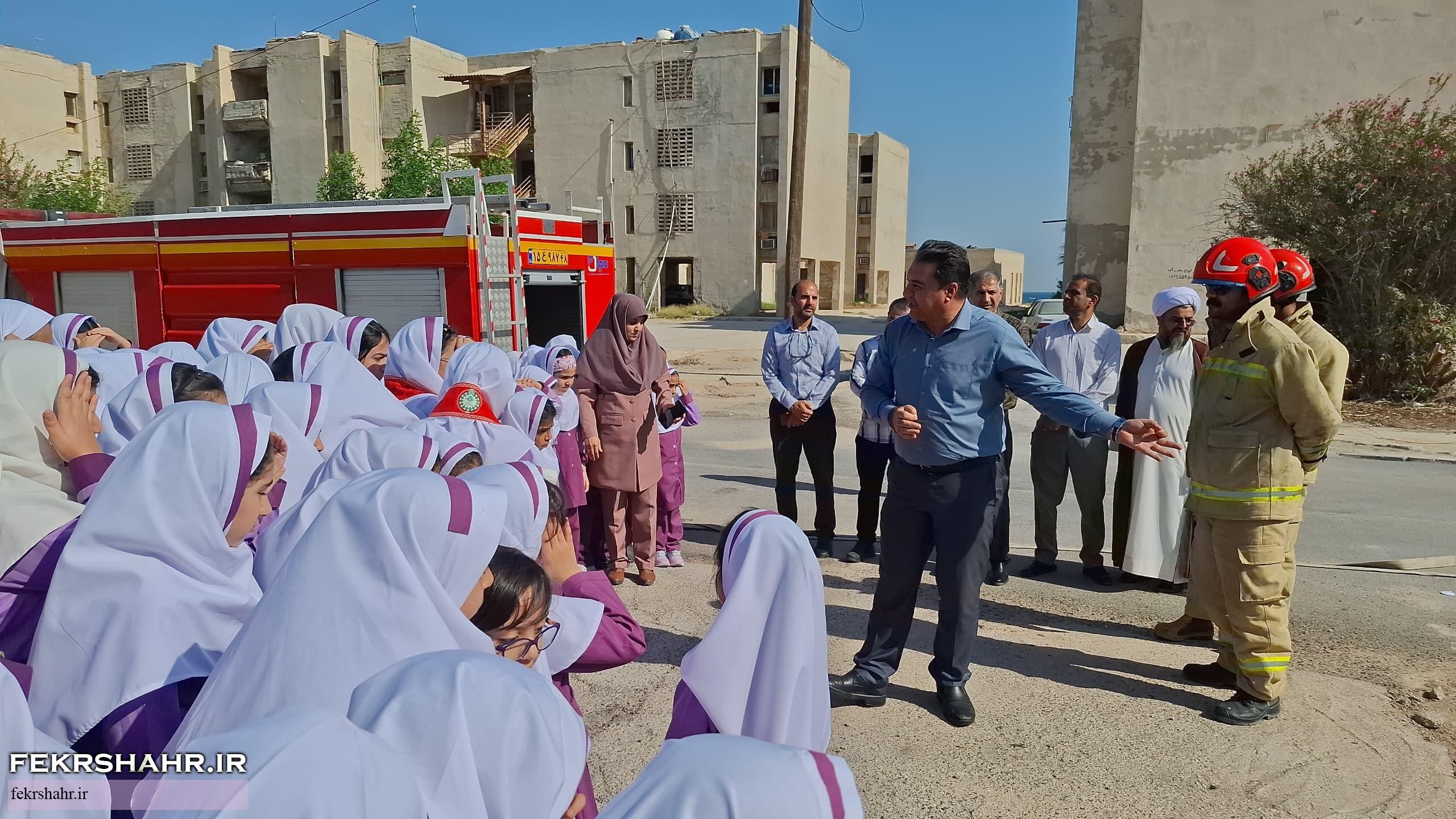 برگزاری مانور آموزش اطفاء حریق در مدرسه شهید رزمجو خارگ