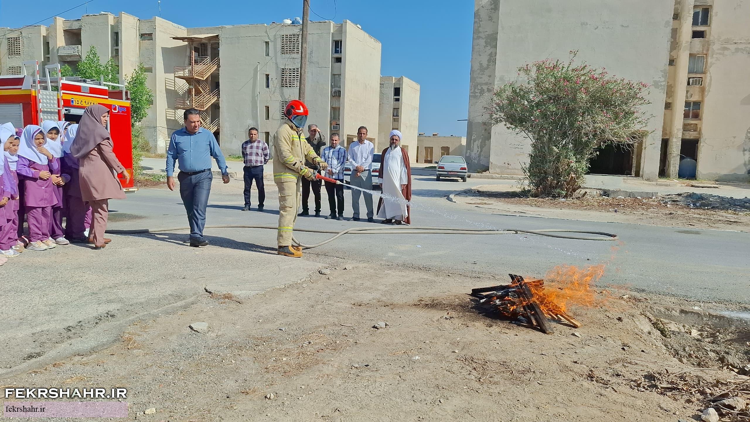 برگزاری مانور آموزش اطفاء حریق در مدرسه شهید رزمجو خارگ