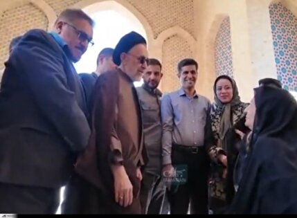 ببینید/ گفت و گوی بانوی سالخورده یزدی با سید محمد خاتمی درباره دست دادن زن و مرد