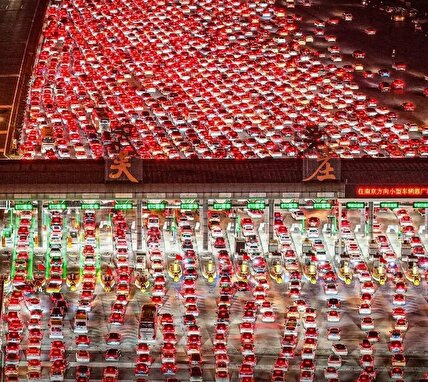 تصاویر/ دریایی از نور قرمز در بزرگراه‌های چین