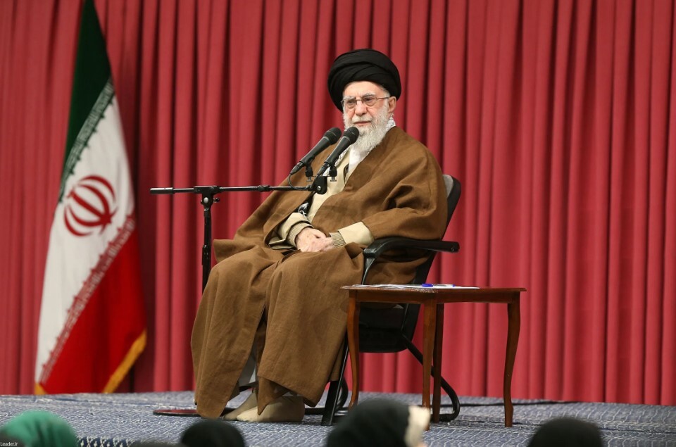 رهبری: حقوق زن و مرد در «خانواده» مساوی است / زن، کارگزار خانه نیست، مدیر است رهبری: حقوق زن و مرد در «خانواده» مساوی است / زن، کارگزار خانه نیست، مدیر است