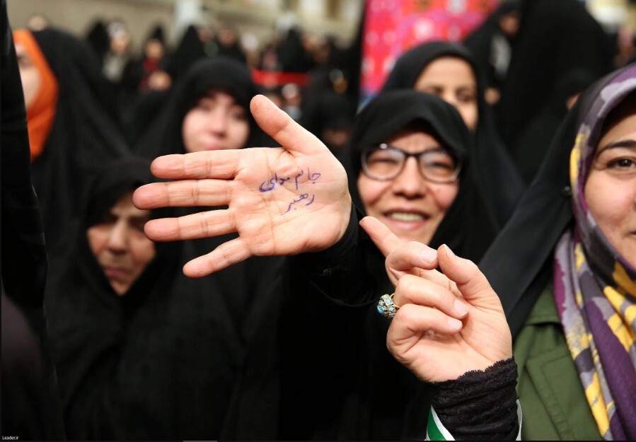 رهبری: حقوق زن و مرد در «خانواده» مساوی است / زن، کارگزار خانه نیست، مدیر است رهبری: حقوق زن و مرد در «خانواده» مساوی است / زن، کارگزار خانه نیست، مدیر است