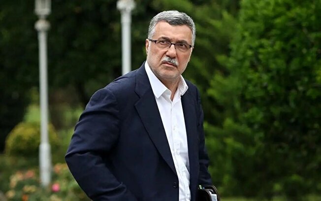 وزیر بهداشت: برخلاف آنچه درباره محدودسازی ظرفیت‌ها گفته می‌شود، کسی که ۷۲ واحد در خارج از ایران می‌گذراند، در دانشگاه دولتی ما در رشته پزشکی می‌نشیند؛ اگر این عدالت است من آن را بلد نیستم/ به نمایندگان مجلس گفتم حاضر هستید فرزند خود را به کسی بسپارید که حداقل‌های آموزشی را در یک کشور دیگر طی نکرده؟ یک نفر هم دستش را بلند نکرد