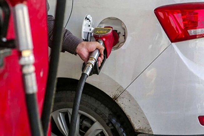 سخنگوی دولت: افزایش قیمت بنزین به ۵ هزار تومان در کارت جایگاه، از بامداد شنبه ۲۲ آذر/ فارس: بنزین ۳ نرخی هفته آینده اجرا می‌شود