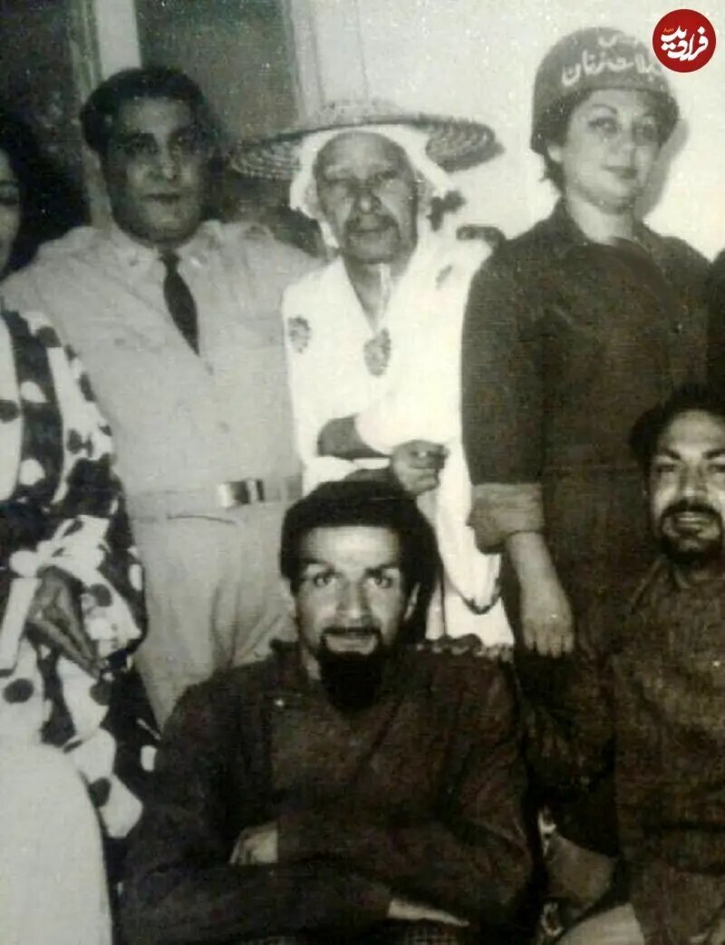 عکس/ حمیده خیرآبادی در ۳۷ سالگی و در پشت صحنه یک تئاتر؛ سال ۱۳۴۰