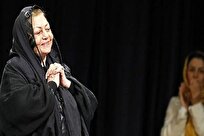 عکس/ حمیده خیرآبادی در ۳۷ سالگی و در پشت صحنه یک تئاتر؛ سال ۱۳۴۰