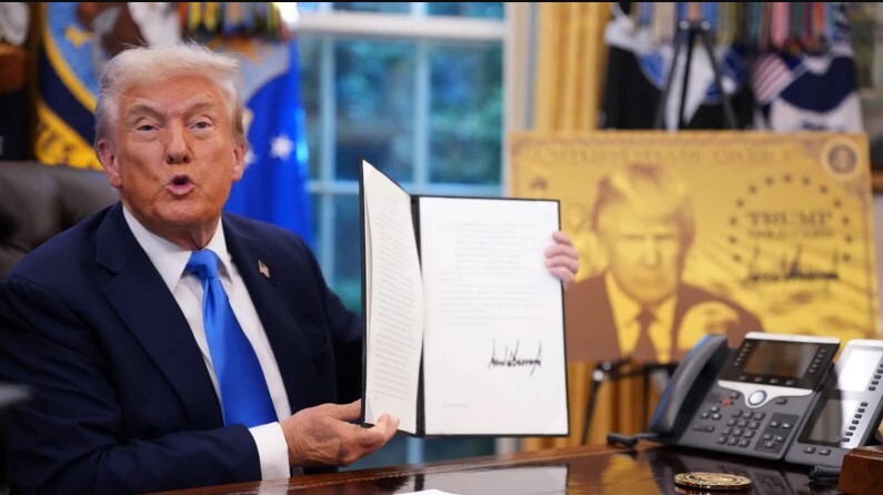 رونمایی ترامپ از کارت طلایی / یک میلیون دلار برای مهاجرت به آمریکا