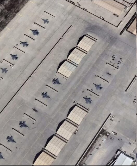 واشنگتنپست: طالبان تصاویر هواپیماهای نظامی را در پایگاه هوایی بگرام نقاشی کرده + عکس واشنگتنپست: طالبان تصاویر هواپیماهای نظامی را در پایگاه هوایی بگرام نقاشی کرده + عکس