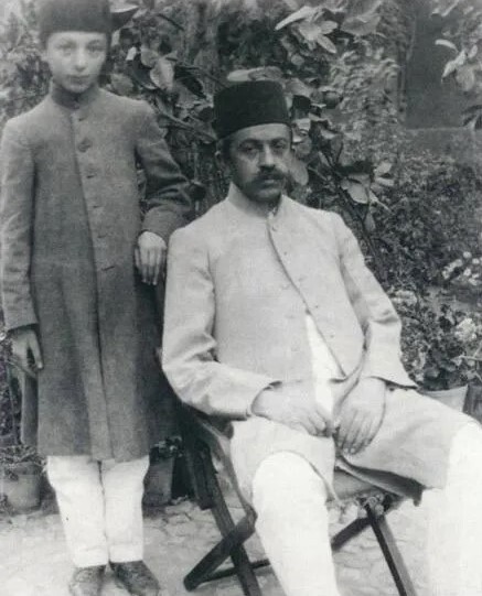 آخرین عکس صادق هدایت قبل از خودکشی + زندگینامه و تصاویر آخرین عکس صادق هدایت قبل از خودکشی + زندگینامه و تصاویر