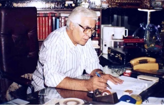 عکس/ زنده یاد فردین در مغازه فرش فروشی خودش؛ دهه هفتاد